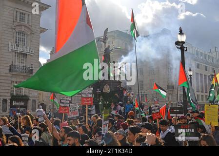 Londra, Regno Unito. 14 ottobre 2023. I manifestanti protestano contro l'invasione Isreali di Gaza durante una marcia nel centro di Londra. 14 ottobre 2023. Crediti: Mark York/Alamy Live News Foto Stock