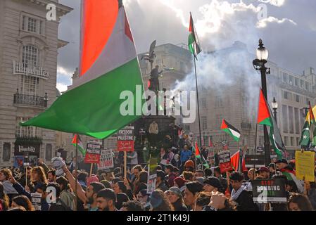 Londra, Regno Unito. 14 ottobre 2023. I manifestanti protestano contro l'invasione Isreali di Gaza durante una marcia nel centro di Londra. 14 ottobre 2023. Crediti: Mark York/Alamy Live News Foto Stock