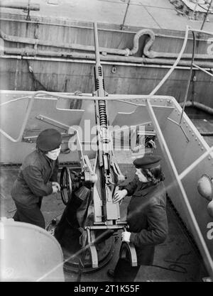 Womens Royal Naval servizio durante la Seconda Guerra Mondiale da due membri del Womens Royal Naval Service (Wrens) opera su un Oerlikon 20mm cannon nel contrassegnare i supporti di montaggio. Foto Stock