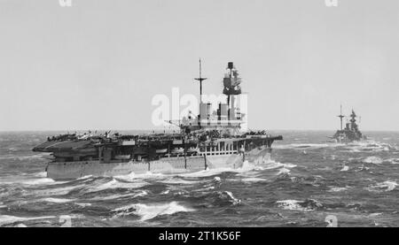 HMS EAGLE e HMS MALAYA nel Mediterraneo durante il funzionamento 'Spotter', che ha consegnato 16 RAF Spitfire Mk Vs a Malta il 7 marzo 1942. HMS EAGLE e HMS MALAYA pur servendo con la forza H nel Mediterraneo. Il Supermarine Spitfires sono variava sul ponte della HMS EAGLE (fotografia scattata dalla portaerei HMS ARGUS). Foto Stock