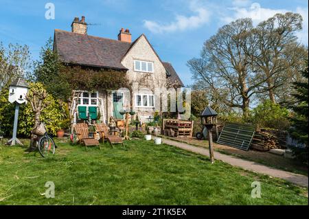 Vista di un cottage nel villaggio Derbyshire di Tissington nel Peak District nell'aprile 2019. Foto Stock