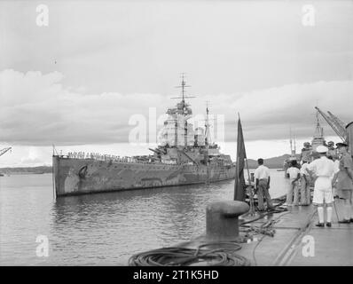 HMS Prince of Wales arriva a Singapore, 4 dicembre 1941. HMS Prince of Wales in arrivo per ormeggiare a Singapore. La nave è stata affondata da siluri giapponesi sei giorni più tardi il 10 dicembre 1941 con grande perdita di vita . Foto Stock