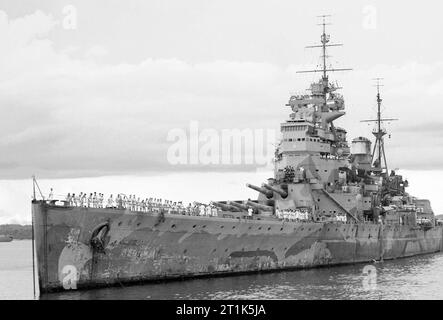 HMS Prince of Wales arriva a Singapore, 4 dicembre 1941. HMS Prince of Wales in arrivo per ormeggiare a Singapore. La nave è stata affondata da siluri giapponesi sei giorni più tardi il 10 dicembre 1941 con grande perdita di vita . Foto Stock