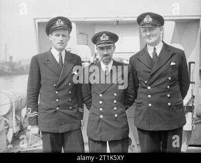 Luce ufficiali costiere. 5 maggio 1943, Yarmouth. Da sinistra a destra: Lt P C Wilkinson, RNVR, Lt Cdr H M MclDuff-Still, RNVR e Lt W Harrop, RNVR. Foto Stock