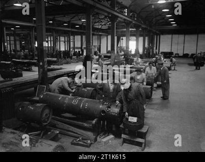 La vita al Royal Navy armamento Depot Frater, Gosport, 25-30 luglio 1944 a RNAD Frater, la miniera depot somministrati da RNAD Priddy's Hard, Gosport, uomini e donne lavoratori montare il complesso quadro della strumentazione a caricato miniere. Questo pannello contiene il meccanismo che consente di impostare la miniera off. Foto Stock