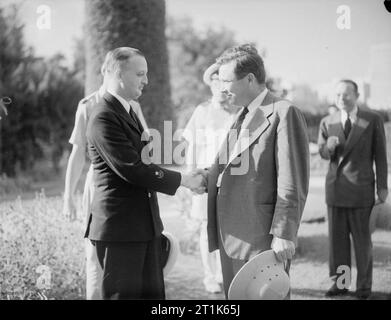 Signor Wendell Willkie ad Alessandria. durante il suo Medio Oriente Tour Signor Wendell Willkie incontrato ammiraglio sir Henry Harwood, Generale Maxwell e Pressmen. Il 6 settembre 1942. Signor Wendell Willkie stringono le mani con Larry Allen. Foto Stock