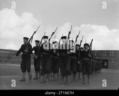 Le reclute navale di prendere i primi passi di marinaio. 12 gennaio 1943, Devonport, nuove reclute della Royal Navy sono inviati al dispositivo HMS Raleigh per la loro formazione iniziale. Una guardia di nuovo le voci su marzo. La loro età media è di 18 anni. Foto Stock