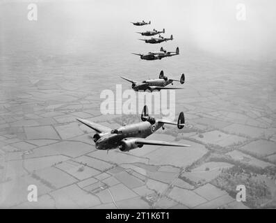 Lockheed Hudsons di n. 233 Squadrone RAF basato a Aldergrove in Irlanda del Nord, 30 maggio 1941. Lockheed Hudson Mark IIs e IIIs di n. 233 Squadrone RAF basato a Aldergrove, County Antrim, volare in dritta a scacchiera su Irlanda del Nord. Foto Stock