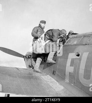 No. 151 Ala Royal Air Force operazioni in Russia, settembre-novembre 1941. I piloti della Red Air Force ispezionare la cabina di pilotaggio di un Hawker Hurricane di n. 81 Squadron RAF sotto la supervisione di un pilota RAF, durante la formazione di conversione a Vaenga. Foto Stock