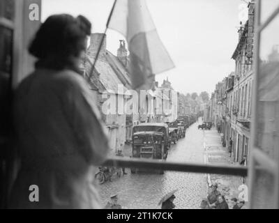 La campagna alleata nel nord-ovest d'Europa, 6 giugno 1944 - 7 maggio 1945 guardando fuori della finestra di Bayeux in un non finisce mai di linea di veicoli militari del trentesimo Corps come fanno per la linea del fronte. Foto Stock