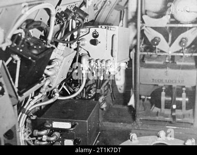 Royal Air Force radar, 1939-1945. Radar di intercettazione aerea: Installazione del ricevitore ai Mark VIIIA sul lato tribordo della posizione dell'operatore radar in un caccia notturno Bristol Beaufighter. Operando a una frequenza di 3 GHz (10 centimetri di lunghezza d'onda) alimentato dal nuovo tubo di magnetron inventato da John Randall e Harry Boot all'Università di Birmingham, Regno Unito nel 1940, l'ai Mark VIII fu il primo radar a microonde ad intercettazione aerea, utilizzato su aerei da guerra britannici nella seconda guerra mondiale a partire dalla fine del 1941. Lo sviluppo del radar a microonde fu un punto di svolta per gli Alleati durante la seconda guerra mondiale, accreditato Foto Stock