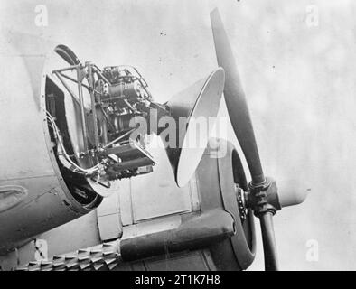 Royal Air Force radar, 1939-1945. Radar di intercettazione aerea: Unità scanner AI Mark VIIIA montata sul naso di un caccia notturno Bristol Beaufighter Mark VIF. L'unità trasmettitore non è mostrata, ma è stata montata sul vassoio di montaggio sotto il meccanismo dello scanner. Operando a una frequenza di 3 GHz (10 centimetri di lunghezza d'onda) alimentato dal nuovo tubo di magnetron inventato da John Randall e Harry Boot all'Università di Birmingham nel Regno Unito nel 1940, questo fu il primo radar a microonde ad intercettazione aerea, utilizzato su aerei da guerra britannici nella seconda guerra mondiale a partire dalla fine del 1941. Lo sviluppo del radar a microonde ha cambiato le regole del gioco Foto Stock