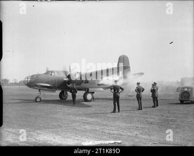 Royal Air Force Bomber Command, 1942-1945. Equipaggio a terra i test motori di un Douglas Boston Mark III di n. 88 Squadron RAF Attlebridge, Norfolk. Foto Stock