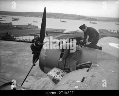 Royal Air Force Coastal Command, 1939-1945. Avieri del n. 10 Squadron RAAF partecipare ad una revisione di un Bristol Pegasus XXII motore su un breve Sunderland Mark Ho presso il Pembroke Dock, Pembrokeshire. Foto Stock