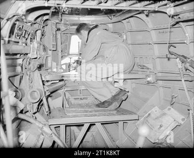 Royal Air Force Coastal Command, 1939-1945. La bomba-aimer di un breve Sunderland Mark mi di n. 10 Squadron RAAF imposta il suo marchio IXA corso-impostazione Bombsight durante un volo da Mount Batten, Devon. Foto Stock