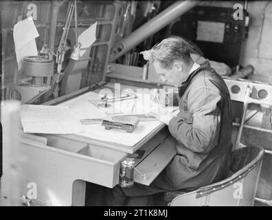 Royal Air Force Coastal Command, 1939-1945. Il navigatore di una breve Sunderland Mark mi di n. 10 Squadron RAAF, tenute un cambiamento di corso presso la sua posizione durante un volo. Foto Stock