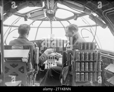 Royal Air Force Coastal Command, 1939-1945. Il pilota e il navigatore di una breve Sunderland Mark mi di n. 10 Squadron RAAF godetevi rinfreschi mentre sulla scorta dei convogli dovere nell'Atlantico. Foto Stock