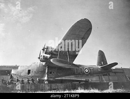 Royal Air Force Coastal Command, 1939-1945. Personale di terra a corto raggio Sunderland contrassegnare I, P9600 "OQ-T", di n. 10 Squadron RAAF lungo la scalo a Mount Batten, Devon, per l'avvio. Foto Stock