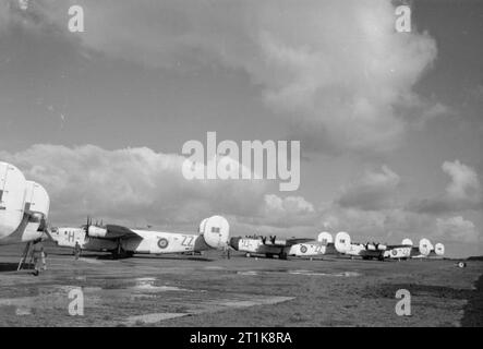 Royal Air Force Coastal Command- No. 247 operazioni del gruppo nelle Azzorre, 1943-1945. Consolidated Liberator GR Mark VIs di n. 220 Squadrone RAF, schierati al Lagens. Foto Stock