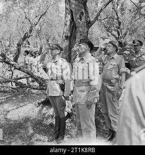 Le battaglie di Monte Cassino, gennaio - maggio 1944 Comandante del 2° corpo polacco, Tenente generale W?adys?aw Anders e Comandante degli eserciti alleati in Italia, generale Sir Harold Alexander salute, dopo che il generale Alexander aveva investito il generale Anders con l'ordine del bagno in riconoscimento dei servizi polacchi a Cassino. Il tenente Eugeniusz Lubomirski, aiutante del generale Anders, è dietro al suo comandante. Foto Stock