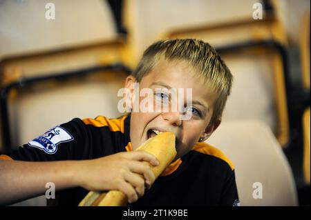 Hungry Young Wolves supporter fan Carling Cup Round Two - Wolverhampton Wanderers contro Southend 24/08/2010 Foto Stock