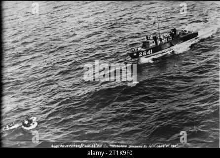 Royal Air Force ramo Marine, 1939-1945. Antenna obliqua fotografia scattata durante il salvataggio di un RAF ad alta velocità di lancio di un equipaggio di un US Navy Liberatore consolidato il giorno dopo che essi sono stati girati giù dalla Junkers Ju 88s nel Golfo di Biscaglia. Una 67-ft Thornycroft Alta velocità di lancio, HSL 2641, si avvicina le derive contenente i sopravvissuti. Foto Stock