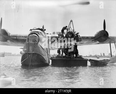 Royal Air Force operazioni in Malta, Gibilterra e il Mediterraneo, 1940-1945. Meccanica abbassare il porto di Bristol entrobordo Pegasus motore di un breve Sunderland di n. 230 Squadrone RAF, su una manutenzione scow in Aboukir Harbour, per eseguire interventi di manutenzione sulla riva. Foto Stock