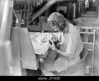 Royal Air Force operazioni in Malta, Gibilterra e il Mediterraneo, 1940-1945. Il primo pilota di un breve Sunderland di n. 230 Squadrone RAF basato a Aboukir, Egitto, prende la lettura da un Mark VIII bolla sextant al navigatore la stazione del velivolo. Foto Stock