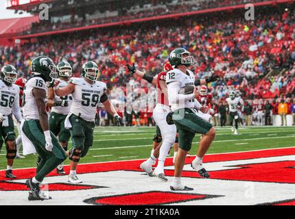 Piscataway, New Jersey, USA. 14 ottobre 2023. Il quarterback dei Michigan State Spartans Katin Houser (12) segnò un touchdown nel secondo quarto durante la partita di football NCAA tra i Michigan State Spartans e i Rutgers Scarlet Knights allo SHI Stadium di Piscataway, NJ. Mike Langish/CSM/Alamy Live News Foto Stock