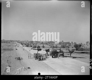 Royal Air Force operazioni in Estremo Oriente, 1941-1945. Consolidated Liberator B marchio VIs di n. 99 Squadron RAF, con i loro relativi equipaggi di terra, schierati al Dhubalia, India. Foto Stock