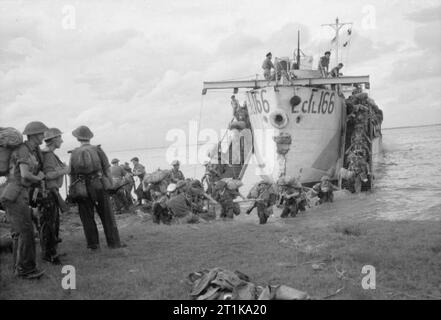 Royal Air Force operazioni in Estremo Oriente, 1941-1945. Funzionamento DRACULA: gli uomini del reggimento di RAF e groundcrews dal Supermarine Spitfire unità sono a terra da una Landing Craft Fanteria (grandi) LCI(L) 166 in corrispondenza di uno dei beacheads stabilito vicino a Rangoon, Birmania. Foto Stock