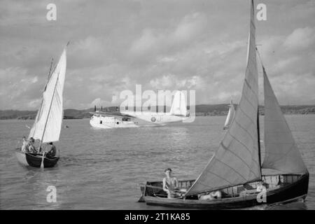 Royal Air Force operazioni in Estremo Oriente, 1941-1945. Off-dovere personale di RAF godere di qualche vela a Koggala, Ceylon, come Short Sunderland GR Mark III, ML865 'J', di n. 230 Squadrone RAF risiede nella sua ormeggi. Foto Stock