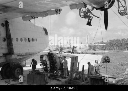 Royal Air Force operazioni in Estremo Oriente, 1941-1945. Breve Sunderland Mark IIIs di n. 230 Squadrone RAF subiscono un motore-cambio (in primo piano) e altre revisioni, su una pista a Koggala, Ceylon. Foto Stock