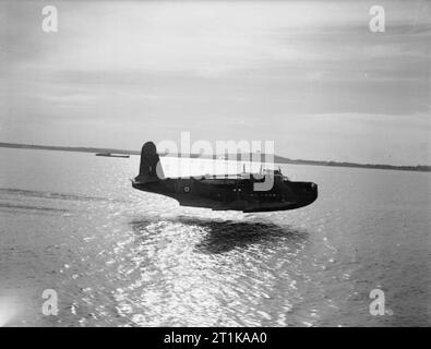 Royal Air Force operazioni in Medio Oriente e Nord Africa, 1939-1943 breve Sunderland contrassegnare I, N9029 &#145;V&#146;, di n. 230 Squadrone RAF, decolla da Aboukir Bay. Foto Stock