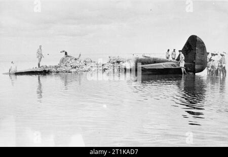 Royal Air Force operazioni in Medio Oriente e Nord Africa, 1939-1943. Gli ufficiali RAF ispezionare il relitto di un Junkers Ju 88 giace nelle acque del Canale di Suez dopo che è stato abbattuto da un RAF combattente di notte Kantara vicino la notte del 9/10 settembre 1941. Foto Stock