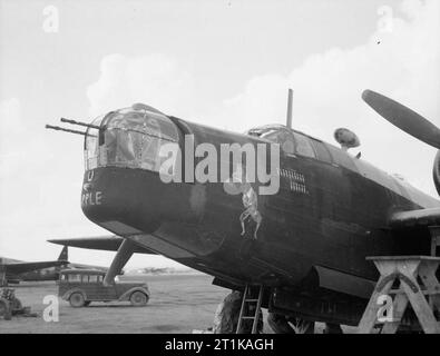 Royal Air Force operazioni in Medio Oriente e Nord Africa, 1939-1943. Il naso di Vickers Wellington B Mark III, (eventualmente HF482) 'GV-UN' "A per Apple", di n. 150 Squadrone RAF a Blida, Algeria, mostrando una bomba indicando tally 16 missioni completate e naso illustrazione raffigurante il Capitano Reilly-ffoul, un carattere scellerato in 'appena Jake' fumetto da Bernard Graddon, apparso in Daily Mirror per tutta la durata della guerra. Foto Stock