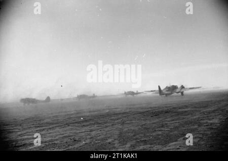 Royal Air Force operazioni in Medio Oriente e Nord Africa, 1939-1943. A Martin Baltimore Mark IIIA di n. 55 Squadron RAF (a destra), si toglie dal Ben Gardane Nord, Tunisia, per un attacco su Mareth village, come altri aeromobili dello squadrone taxi fino al punto di partenza Foto Stock