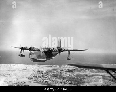 Royal Air Force operazioni in Medio Oriente e Nord Africa, 1939-1943. Breve Sunderland contrassegnare I, N9029 &#145;V&#146;, di n. 230 Squadrone RAF, volando sopra la RAF Aboukir, Egitto, dopo il decollo dalla Aboukir Bay. Foto Stock