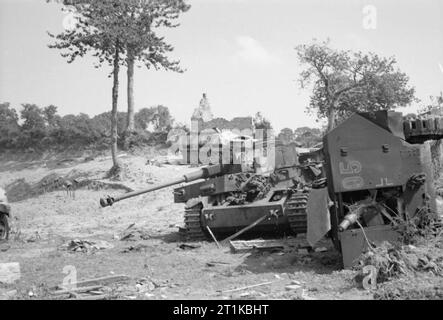 Royal Air Force - la seconda forza aerea tattica, 1943-1945. Le conseguenze di un attacco da parte di Hawker tifoni di n. 121 Ala tedesco su veicoli blindati che aveva ammassato in Roncey, a sud-est di Coutances, Normandia, per contro-attacco delle forze americane il 29 luglio 1944. Il distrutto veicoli includono un PzKpfw IV serbatoio e due SdKfz 251 a mezza via carristi. Le tombe di alcuni degli occupanti può essere visto sulla sinistra. Foto Stock