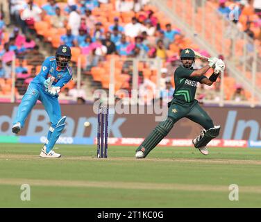 Ahmeddabad, Gujarat, India. 14 ottobre 2023. ICC Cricket World Cup India vs Pakistan: L'India ha vinto il lancio e ha deciso di schierarsi. Babbar del Pakistan 156 per 3. Babbar (Credit Image: © Seshadri Sukumar/ZUMA Press Wire) SOLO USO EDITORIALE! Non per USO commerciale! Foto Stock