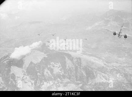 Royal Air Force - L'Italia, i paesi dei Balcani e del sud-est Europa, 1942-1945. Martin Baltimores di n. 232 Ala RAF del bombardiere tattico vigore attaccando una divisione tedesca fino in movimento attraverso le montagne della Campania dal sud Italia a contro-attacco delle truppe alleate sbarcano a Salerno. Foto Stock