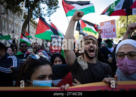 Londra, Regno Unito. 14 ottobre 2023. La marcia si ferma fuori Downing Street, dove hanno parlato gli oratori tra cui Jeremy Corbyn. Migliaia di persone escono in solidarietà per marciare per la Palestina. Le proteste sono avvenute in tutto il mondo da quando il conflitto di Israele e Hamas è riacceso una settimana fa, causando già migliaia di morti da quando è iniziato. Crediti: Andy Barton/Alamy Live News Foto Stock