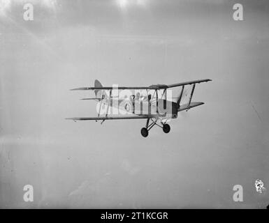 Aerei della Royal Air Force 1939-1945- De Havilland Dh 82 Tiger Moth. DH.82A Tiger Moth Mark II, R4922, di n. 7 battenti elementare Scuola di Formazione in base a Desford, Leicestershire, in volo Foto Stock