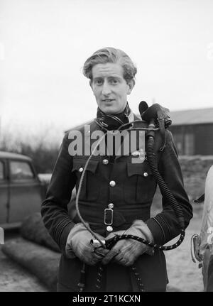 Squadron Leader Hugh 'Cocky' Dundas, CO di n. 56 Squadron RAF a Duxford, Cambridegshire, 2 gennaio 1942. Squadron Leader H S L 'Cocky' Dundas, Comandante della n. 56 Squadron RAF, a Duxford, Cambridegshire. Dundas abbattuto almeno 6 aerei nemici nel Regno Unito tra il 1940 e il 1943. Egli ha assunto commmand di 56 Squadron nel dicembre del 1941, e nel 1943 venne inviato a Malta a filo n. 244 Ala RAF attraverso il siciliano e le campagne italiane. Nel 1944 divenne uno dei più giovani capitani di gruppo nella RAF e dalla fine della guerra, aveva aumentato la sua totale di vittorie a 11. Foto Stock