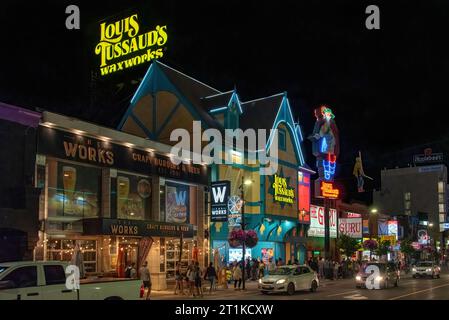 Cascate del Niagara, Canada - 13 agosto 2022: Victoria Avenue di notte, tra cui Louis Tussaud's Waxworks, una delle molte attrazioni turistiche nel centro di a Foto Stock