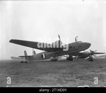 Aerei della Royal Air Force 1939-1945- Handley Page Hp.54 Harrow e &#147;sparrow&#148;. Harrow Trasporti aerei ambulanza, K6984 &#145;BJ-E&#146;, di n. 271 Squadrone RAF distacco parcheggiato a Hendon, Middlesex. Il tipo era noto anche informalmente come &#147;Sparrow&#148;. A destra è un de Havilland Flamingo e sullo sfondo di un Douglas Dakota, entrambi di n. 24 Squadron RAF. Foto Stock