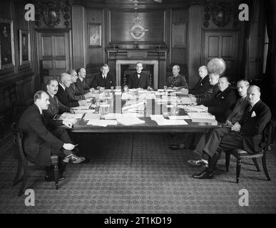 Il Ministero dell'aria, 1939-1945. Il Consiglio dell'aria nella sessione in camera di consiglio a Adastral House, Londra. Da sinistra a destra: Aria Vice-Marshal A G R Garrod; Sir Harold G Howitt (membro supplementare); Maresciallo dell'aria Sir Christopher L Courtney (membro dell'aria per l'alimentazione & Organizzazione); Maresciallo dell'ARIA E L Gossage (aria Stati per il personale); capitano H H Balfour (Sotto Segretario di Stato per l'aria & Vice Presidente del Consiglio dell'aria); Rt. L'on. Sir Archibald Sinclair (Segretario di Stato per l'aria e Presidente del Consiglio dell'aria); AIR CHIEF MARSHAL Sir Cyril Newall (capo del personale dell'aria); Sir Arthur Street (U permanente Foto Stock