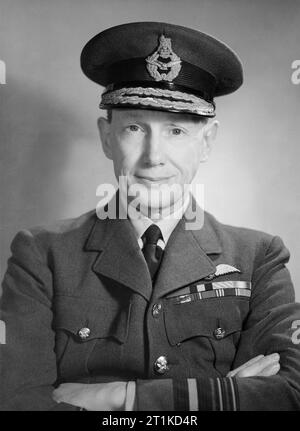 Il Ministero dell'aria, 1939-1945. Testa e spalle ritratto del maresciallo dell'aria Sir Douglas Evill, Vice Capo del personale dell'aria. Fotografia scattata presso il Ministero dell'aria Studios di Londra. Foto Stock