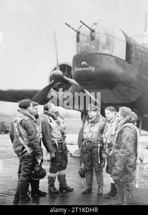 Comando Bombardieri durante la Seconda Guerra Mondiale gli uomini del n. 99 (Madras Presidenza) Squadron, Royal Air Force in piedi di fronte a loro Vickers Wellington bomber 'Tinnevelly' a Waterbeach, Cambridgeshire: Sergente Harper sergente G Maxwell Sergente Brew pilota ufficiale Fahnestock Sergente Ross Gregory Sergente Matthews Foto Stock