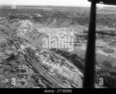 Royal Air Force Bomber Command, 1942-1945. Obliqua di fotografia aerea della V2 di assemblaggio e di lancio del sito in una cava a Wizernes, Francia, da ovest-nord-ovest. Preso da sopra la linea ferroviaria linea loop, guardando verso la testa di cava e la grande cupola in calcestruzzo che ha coperto i lavori in sotterraneo. Dopo ripetute incursioni Comando Bombardieri, il sito è stato infine neutralizzato da un attacco di luce diurna il 17 luglio 1944 dal n. 617 Squadrone RAF, il cui 12.000 lb deep-penetrazione "" da pavimento le bombe hanno causato una frana, collassare le gallerie sotterranee e la tenuta il tunnel ingressi. Foto Stock